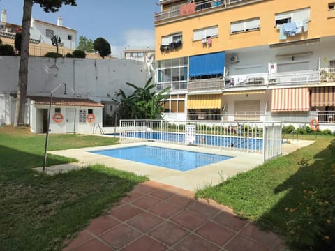 Property building, Day, Swimming pool