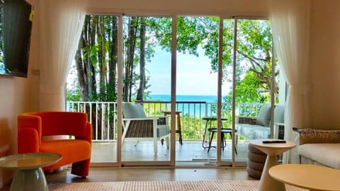 Natural landscape, View (from property/room), Balcony/Terrace, Living room, Seating area, Sea view