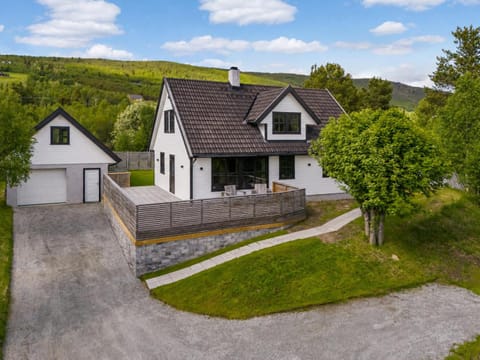 Property building, Spring, Day, Neighbourhood, Natural landscape