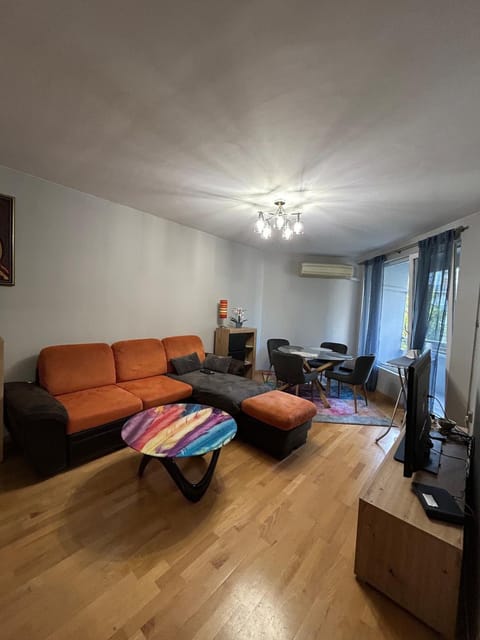 TV and multimedia, Living room, Seating area, air conditioner