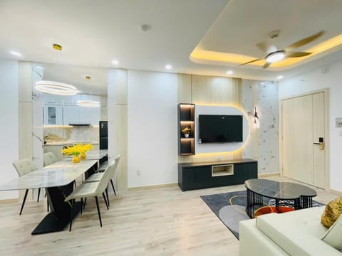Communal lounge/ TV room, TV and multimedia, Living room, Evening entertainment, air conditioner