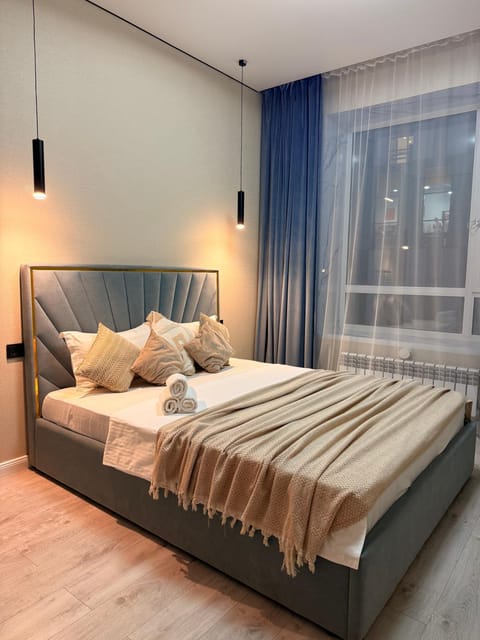 Bed, Photo of the whole room, Bedroom, towels