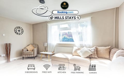 Bed, Property logo or sign, Living room, Photo of the whole room, Seating area, Logo/Certificate/Sign, Bedroom, Text overlay, Certificate/Award