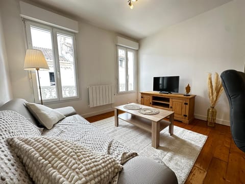 TV and multimedia, Living room, Seating area, Evening entertainment, internet