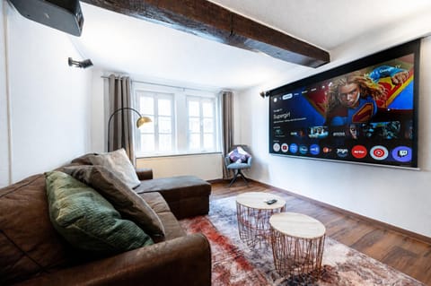 TV and multimedia, Living room, Seating area, Evening entertainment