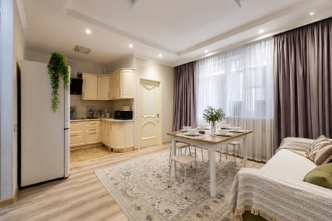Kitchen or kitchenette, Living room, Seating area, Dining area, stove