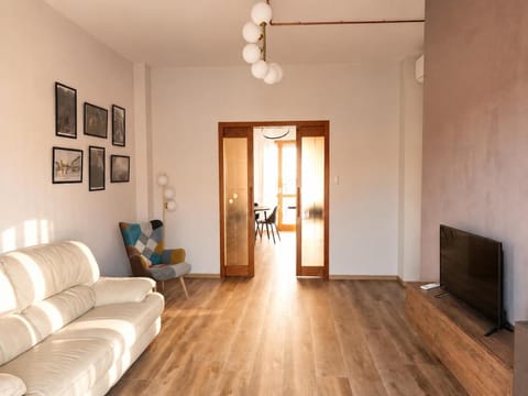 TV and multimedia, Living room, Seating area, air conditioner