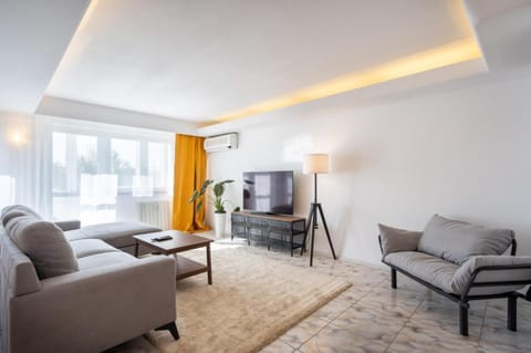Communal lounge/ TV room, TV and multimedia, Living room, air conditioner