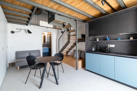 Kitchen or kitchenette, Living room, Seating area, Dining area