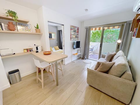 TV and multimedia, Living room, Seating area, Garden view