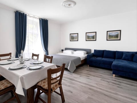 Bed, TV and multimedia, Dining area, Animals, Pets, Pets, Pets