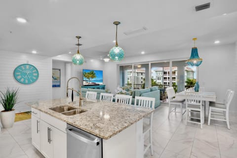 Day, Balcony/Terrace, Kitchen or kitchenette, Living room, Seating area, Dining area, air conditioner