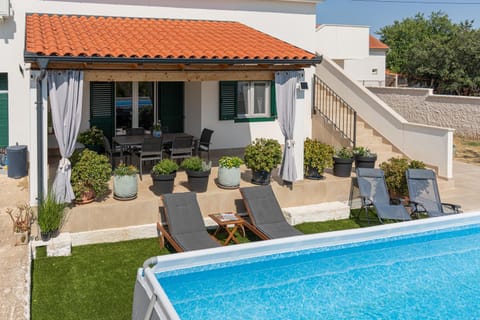Property building, Garden, Garden view, Swimming pool, sunbed