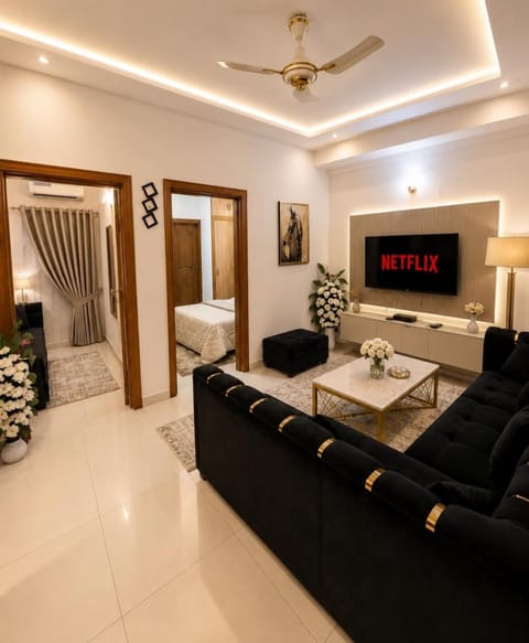 Bed, TV and multimedia, Living room, Photo of the whole room, Seating area, Bedroom