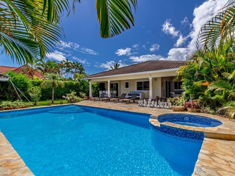Property building, Patio, Garden, Garden view, Pool view, Swimming pool, Swimming pool, sunbed