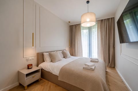 Bed, TV and multimedia, Photo of the whole room, Bedroom, towels