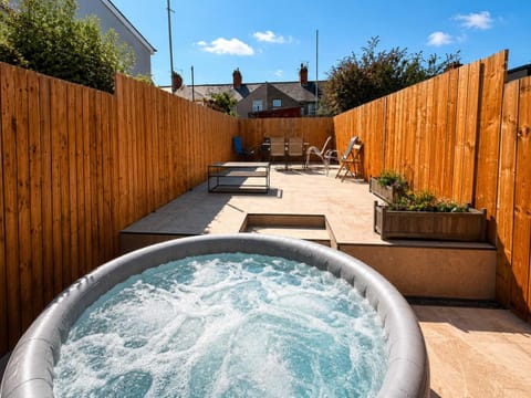 Patio, Day, Natural landscape, Hot Tub, Pool view, Swimming pool, sunbed