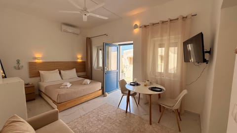 Bed, TV and multimedia, Living room, Photo of the whole room, Seating area, Bedroom, air conditioner