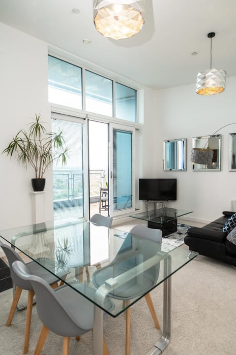 TV and multimedia, Seating area, Dining area, City view