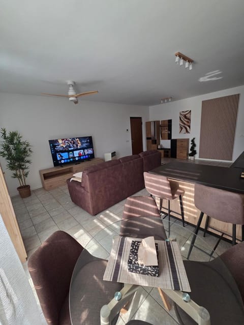 TV and multimedia, Living room, Seating area, Dining area