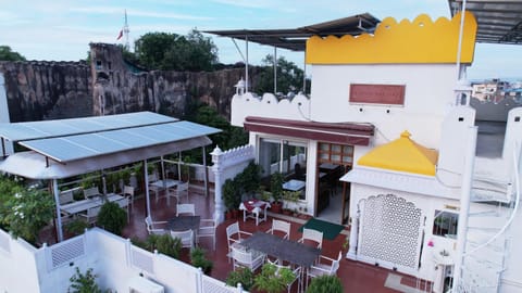 Property building, Balcony/Terrace, Seating area