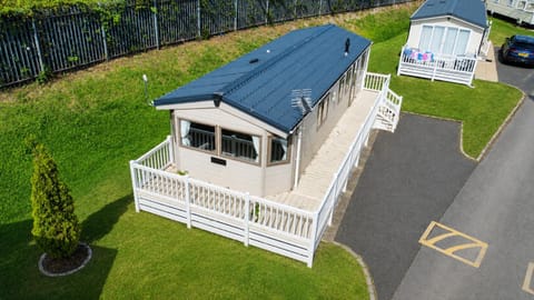 Property building, Spring, Day, Neighbourhood, Natural landscape, Garden, Garden view, Parking