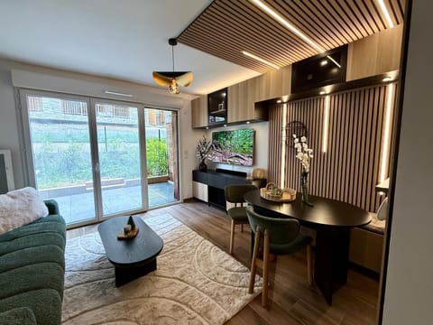 TV and multimedia, Balcony/Terrace, Living room, Seating area, Dining area, Entertainment, furniture, heating