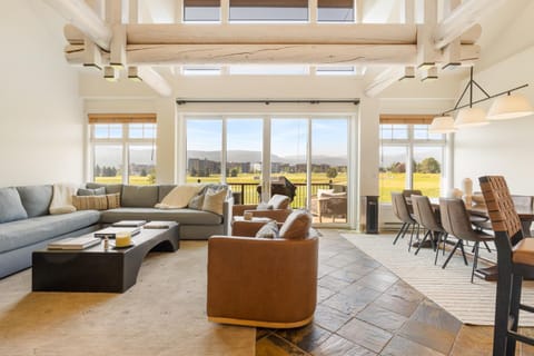Day, View (from property/room), Living room, Seating area, Dining area, Mountain view, furniture
