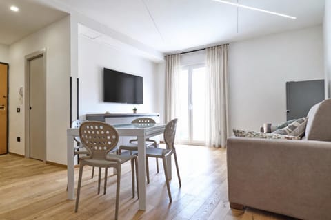 Communal lounge/ TV room, TV and multimedia, Living room, Seating area, Dining area, Evening entertainment