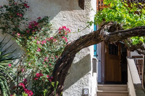 Property building, Facade/entrance, Day, Decorative detail