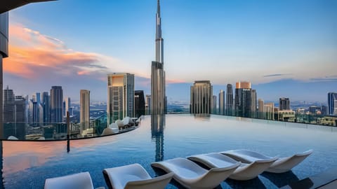 Property building, View (from property/room), Balcony/Terrace, City view, Pool view, Swimming pool, Sunrise, sunbed