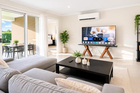 Patio, TV and multimedia, Living room, Photo of the whole room, Seating area, air conditioner