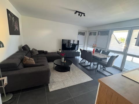Communal lounge/ TV room, TV and multimedia, Living room, Seating area, Dining area, Evening entertainment
