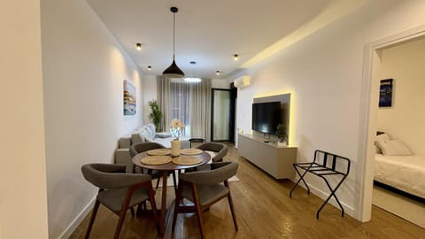 TV and multimedia, Living room, Seating area, Dining area