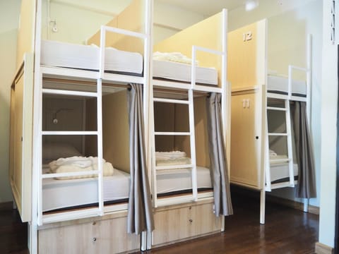 Bed, Photo of the whole room, Bedroom, bunk bed, towels