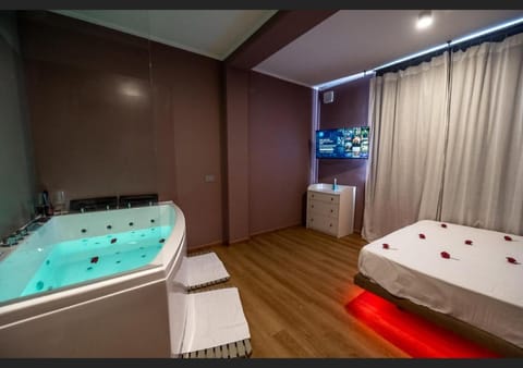 Bed, Natural landscape, Hot Tub, Bathroom, Photo of the whole room, Bedroom, Bath