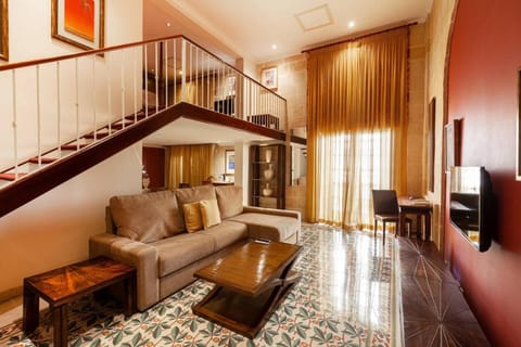 Communal lounge/ TV room, TV and multimedia, Living room, Seating area, Evening entertainment