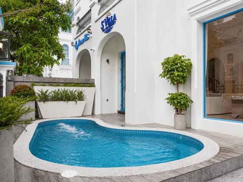 Property building, Day, Pool view, Swimming pool, Swimming pool