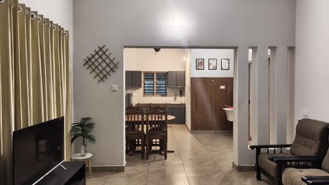 TV and multimedia, Kitchen or kitchenette, Living room, Seating area, Dining area