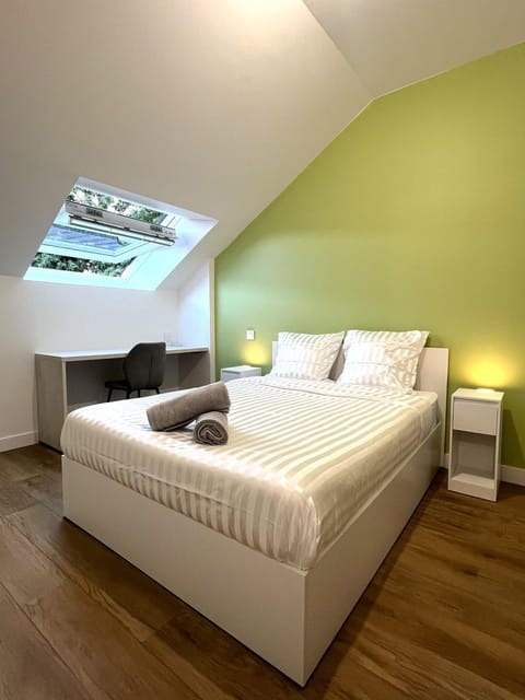 Bed, Photo of the whole room, Seating area, Bedroom