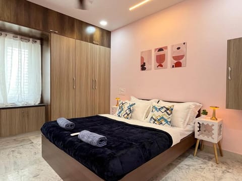 Bed, Photo of the whole room, Bedroom, towels