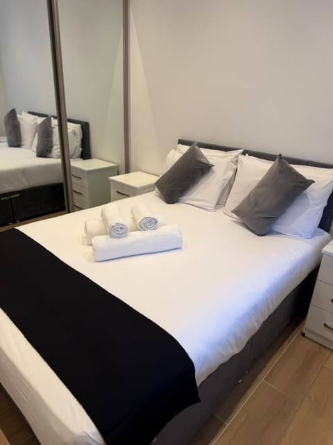 Bed, Photo of the whole room, Bedroom, towels