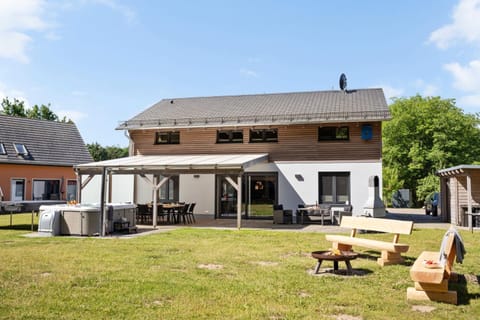 Property building, Garden, Balcony/Terrace, Dining area, Garden view