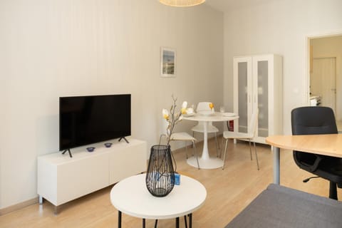 TV and multimedia, Living room, Evening entertainment