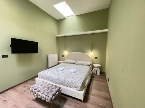 Bed, TV and multimedia, Photo of the whole room, Evening entertainment, Bedroom, towels