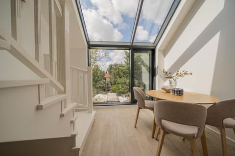 Communal lounge/ TV room, Day, Living room, Seating area, Dining area