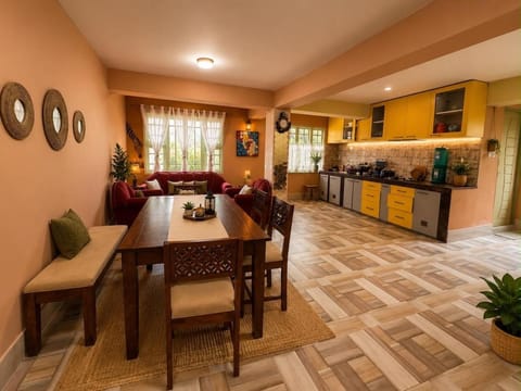 Kitchen or kitchenette, Living room, Seating area, Dining area