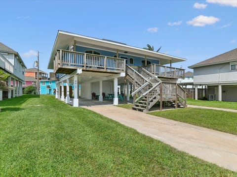 Property building, Facade/entrance, Neighbourhood, Balcony/Terrace, Seating area, Parking