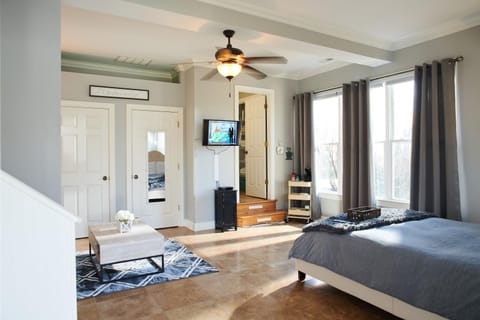 Bed, TV and multimedia, Living room, Photo of the whole room, Seating area, Bedroom