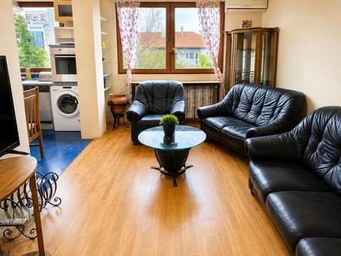 Communal lounge/ TV room, Kitchen or kitchenette, Living room, Seating area, washing machine